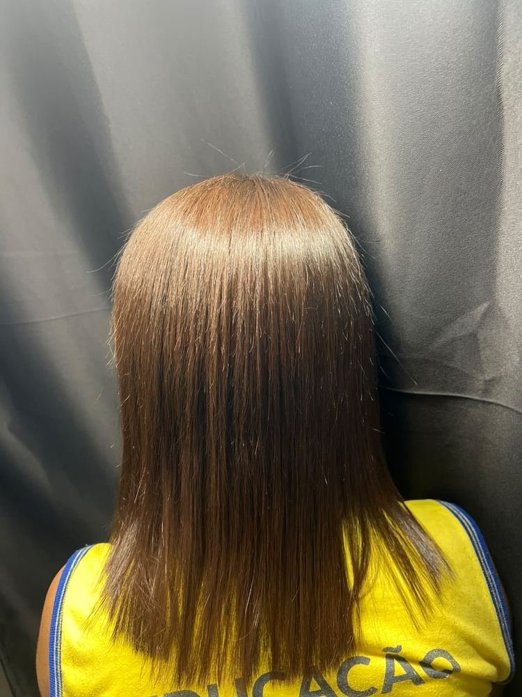 Depois: cabelo liso e brilhante após progressiva
