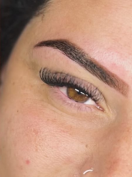 Depois: sobrancelha com henna e extensão de cílios